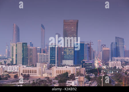 Vae, Abu Dhabi, erhöhten Blick auf die Skyline, Dämmerung Stockfoto
