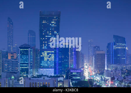 Vae, Abu Dhabi, erhöhten Blick auf die Skyline, Dämmerung Stockfoto