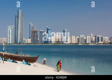 Vae, Abu Dhabi, die Skyline der Stadt entlang der Corniche Stockfoto