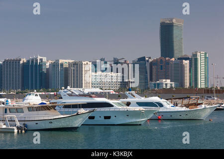 Vae, Abu Dhabi, die Skyline der Stadt entlang der Corniche Stockfoto