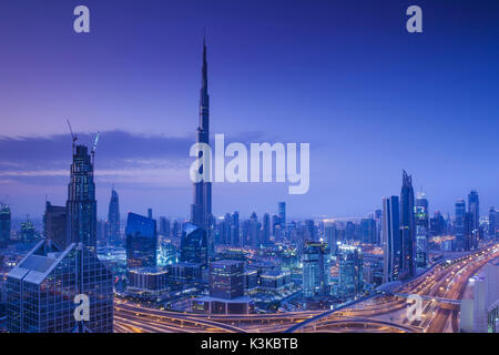 UAE, Dubai, Downtown Dubai, eleavted Blick auf die Sheikh Zayed Road und der Burj Khalifa Tower, das höchste Gebäude der Welt, 2016, Dawn Stockfoto