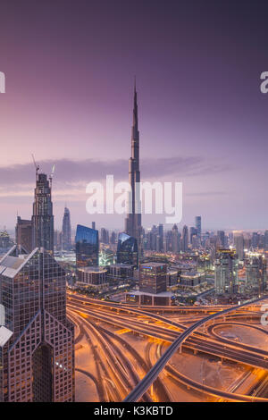 UAE, Dubai, Downtown Dubai, eleavted Blick auf die Sheikh Zayed Road und der Burj Khalifa Tower, das höchste Gebäude der Welt, 2016, Dawn Stockfoto