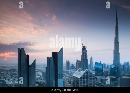 UAE, Dubai, Downtown Dubai, eleavted Blick auf die Sheikh Zayed Road und der Burj Khalifa Tower, das höchste Gebäude der Welt, 2016, Dawn Stockfoto