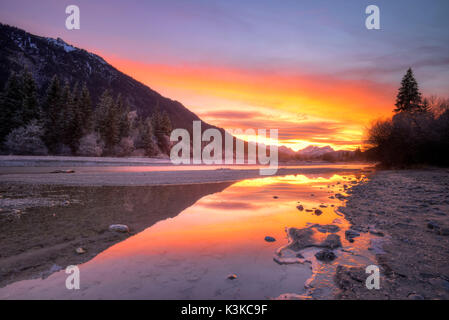 Licht Stimmung im Wasser am Abend in der Isar Wiesen in der Nähe von Wallgau wider. Im Hintergrund Wettersteingebirge mit Zugspitze. Stockfoto