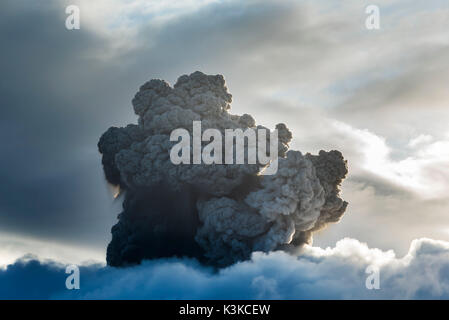 Pyroklastische Wolke aus einem Vulkanausbruch des Mt. Sinabung auf Sumatra in Indonesien, steigt drastisch über den Wolken Stockfoto