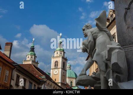 Der Brunnen der drei Flüsse auf dem Stadtplatz in Ljubljana Stockfoto