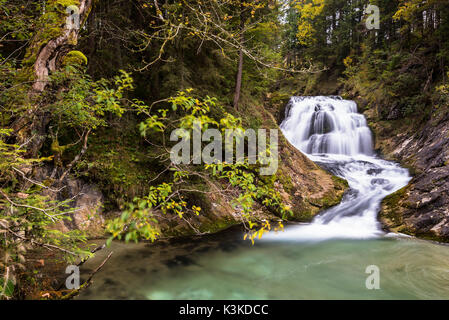 Ein Wasserfall an der obernach zwischen Wallgau und Walchensee. Stockfoto