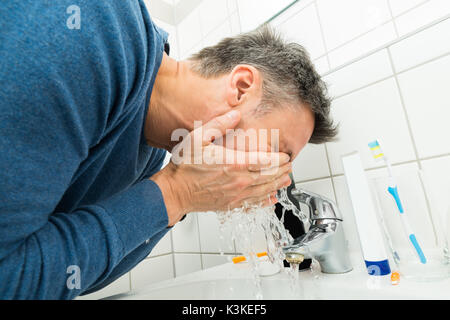 Nahaufnahme eines Menschen Gesicht waschen im Bad Stockfoto