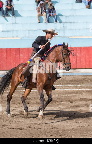 Juni 18, 2017, Pujili, Ecuador: Stierkämpfer zu Pferd ist immer bereit für die rituelle Kampf in der Arena Stockfoto