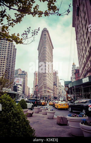 Typische NY Straßenbild, beschäftigt die Menschen und Verkehr, Flatiron Building, Manhatten, New York, USA Stockfoto