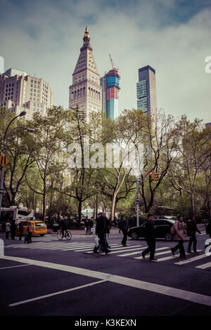 Typische NY Straßenbild, Leute auf einem Zebrastreifen auf der 5th Ave, Manhatten, New York, USA Stockfoto