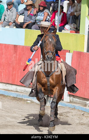 Toreador zu Pferd in der Arena in Ecuador Stockfoto