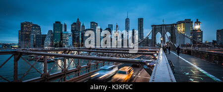 Brooklyn Bridge, regnerischen Abend, Wolkenkratzer und Skyline von Manhatten, New York, USA Stockfoto