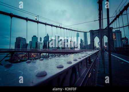 Brooklyn Bridge, regnerischen Abend, Wolkenkratzer und Skyline von Manhatten, New York, USA Stockfoto