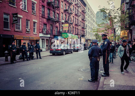 NYPD, Polizisten in Red Hook Crit Bike Event in Chrom Industries, Manhatten, New York, USA Stockfoto