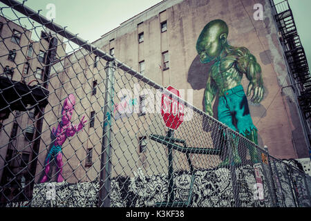 Hinterhof Szene Graffiti von Pink und Grün Supermacht Baby, Little Italy, Manhatten, New York, USA Stockfoto