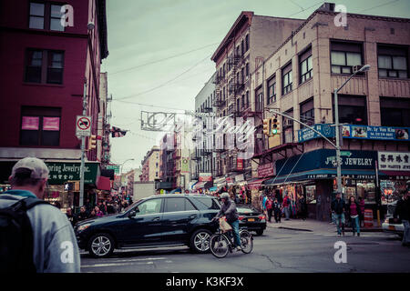 Nach Little Italy, typische Straßenbild mit Autos und Fußgängern in Manhatten, New York, USA Willkommen Stockfoto