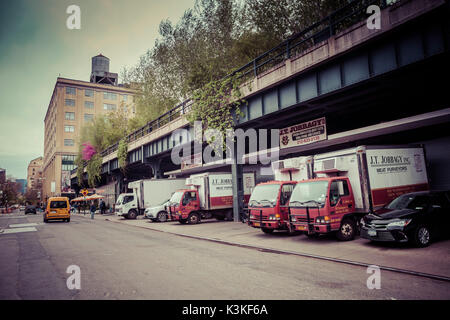 Geparkt Fleisch Transporter. Die High Line ist ein öffentlicher Park auf einem historischen Freight rail line gebaut erhöht über der Straße in die West Side von Manhattan. Chelsea, Art District, Touristenattraktion und Leben Linie von New York, Manhattan, USA Stockfoto