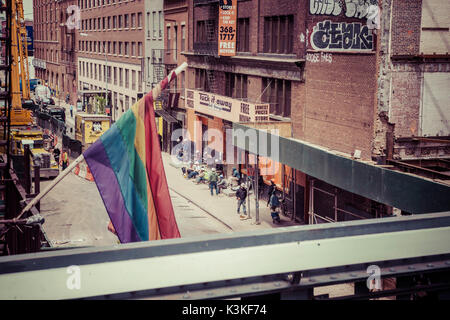 Streetview Bauarbeiter in einer Mittagspause, Regenbogen Flagge vor, Chelsea, Art District, Manhatten, New York, USA Stockfoto