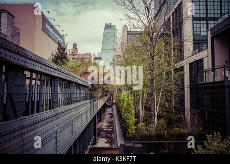 Die High Line ist ein öffentlicher Park auf einem historischen Freight rail line gebaut erhöht über der Straße in die West Side von Manhattan. Chelsea, Art District, Touristenattraktion und Leben Linie von New York, Manhattan, USA Stockfoto