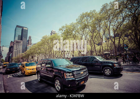Autos, Verkehr, Bryant Park, Wolkenkratzer, Streetview, Manhatten, New York, USA Stockfoto