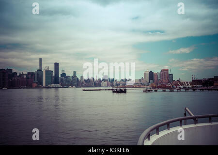 East River Ferry, Manhattan Skyline, New York, USA Stockfoto