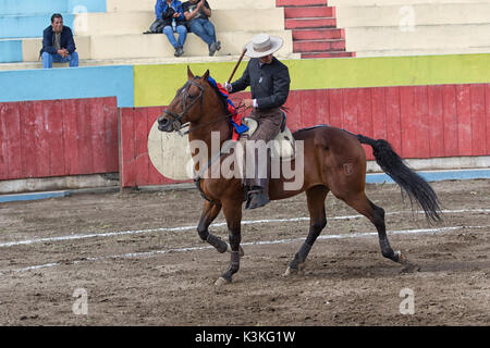 Juni 18, 2017, Pujili, Ecuador: Stierkämpfer zu Pferd ist immer bereit für die rituelle Kampf in der Arena Stockfoto