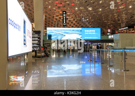 Menschen zu Fuß innerhalb der Shenzhen Bao'an International Airport in Guangdong, China Stockfoto