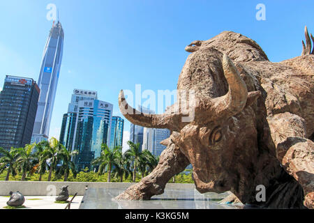 Börse Gebäude in Shenzhen, einer der drei Börsen in China, mit dem Kupfer Stier Statue im Vordergrund. Die anderen zwei Börsen in China sind in Hong Kong und Shanghai. Stockfoto