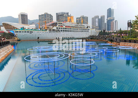 Neue Sea World Plaza, einem der Wahrzeichen von Shenzhen, bei Sonnenuntergang mit der Minghua Schiff auf der Mitte. Das Schiff wurde ursprünglich als Anceevilla bekannt und wurde später umbenannt in 'Minghua" durch die Chinesen, die es kaufte, China Stockfoto