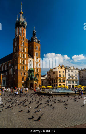 Polen, Kleinpolen, Krakau/Krakow. Die Tuchhallen, Hauptplatz und St. Mary's Basilica. Die zweitgrösste und eine der ältesten Städte in Polen Stockfoto