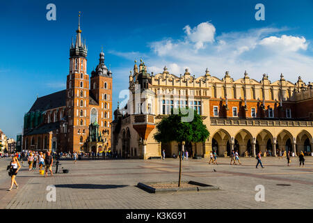 Polen, Kleinpolen, Krakau/Krakow. Die Tuchhallen, Hauptplatz und St. Mary's Basilica. Die zweitgrösste und eine der ältesten Städte in Polen Stockfoto