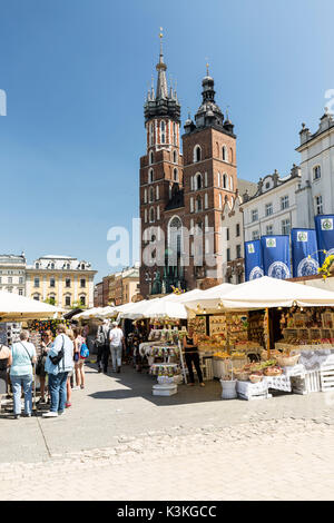 Polen, Kleinpolen, Krakau/Krakow. Die Tuchhallen, Hauptplatz und St. Mary's Basilica. Die zweitgrösste und eine der ältesten Städte in Polen Stockfoto