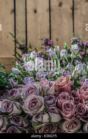 Rustikalen Blumenstrauß mit rosa Rosen und Wildblumen Stockfoto