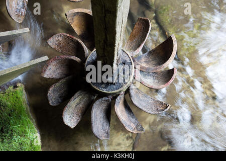 Nahaufnahme eines hölzernen Rades einer Wassermühle in Kroatien Stockfoto