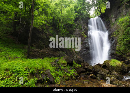 Der Wasserfall namens Pesegh oder Pesech, erstellt von den Torrent Valmolina in Brinzio, Valcuvia, Parco del Campo dei Fiori, Bezirk Varese, Lombardei, Italien. Stockfoto