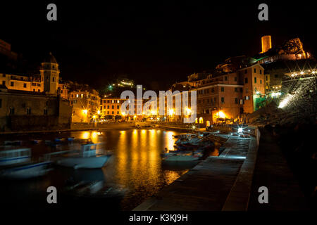 Europa, Italien, Ligurien, Cinque Terre. Vernazza bei Nacht von der Seebrücke aus gesehen. Stockfoto