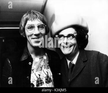 Die ABENTEUER VON BARRY MCKENZIE PETER COOK, BARRY HUMPHRIES Stockfoto