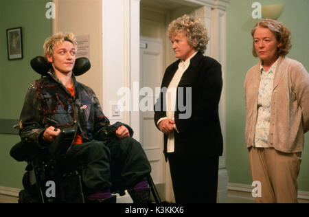 Innen ICH TANZE [IRE/BRI/FR 2004] (von Links nach Rechts) JAMES MCAVOY als Rory OShea, BRENDA FRICKER, Eileen und RUTH McCABE als Annie Datum: 2004 Stockfoto