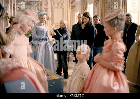 MARIE ANTOINETTE hinter die Kulissen von Marie Antoinette. Hintergrund, von Links nach Rechts: Kirsten Dunst in Hellblau Kleid; Farbton Lan Van Duc blonden Frau, die neben Kirsten. Lance Acord (Direktor der Fotografie) - zwischen Hue Lan und Sofia, Sofia Coppola mit ihre Hand auf das Kinn. Vordergrund - 3 Kind empfohlene Extras (von links nach rechts): Gnade Benz, Lucie Saada, unbekannte extra Datum: 2005 Stockfoto