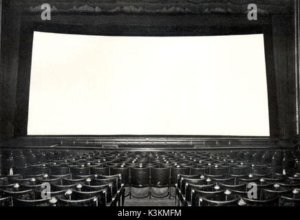 Ein 'Wunder Spiegel "CinemaScope Leinwand speziell im Odeon Kino, Tottenham Court Road, London. Für die ersten Demonstrationen der neuen Panorama bildschirm CinemaScope Prozess installiert. Das Kino, hat seitdem abgerissen. Dieses Foto stammt aus der Zeit der ersten Demonstrationen (1953). Beachten Sie, wie der Bildschirm wieder gekippt ist mehr quadratisch der Projektionsstrahl aus hoch oben auf der Rückseite des Kinos zu erfüllen. Stockfoto