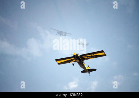 Eine blaue und gelbe Propeller bi-plane special effects Photo zeigen, wie es im Himmel ist. Stockfoto