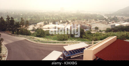 Eine Ansicht aus einem höheren Punkt der Universal City, Los Angeles, ein Studio Tour buggy und in der Ferne Sets und Studio Gebäude Stockfoto