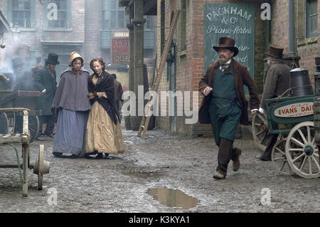 BLEAK HOUSE ANNA MAXWELL MARTIN als Esther Summerson, Natalie Presse als Caddy Datum: 2005 Stockfoto