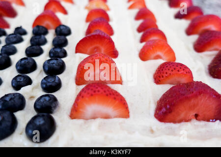 Eine patriotische Juli 4 Kuchen mit Reihen von Blaubeeren und Erdbeeren. Stockfoto