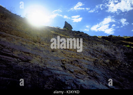 Sonnenlicht über eine steile Rock Ridge in Utah. Stockfoto