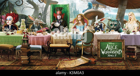 ALICE IM WUNDERLAND Helena Bonham Carter als die Rote Königin, Johnny Depp als Mad Hatter, MIA WASIKOWSKA als Alice, Anne Hathaway als die Weiße Königin Datum: 2010 Stockfoto