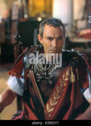 PETER FINCH in Kostüm wie Julius Caesar in der ersten Verfilmung von CLEOPATRA in Pinewood Studios in Großbritannien, von ROUBEN MAMOULIAN, die aufgegeben wurde und Cinecitta studos in Rom mit Joseph L Mankiewicz als der letzte Direktor und Rex Harrison in der Finch Teil verschoben gerichtet Stockfoto