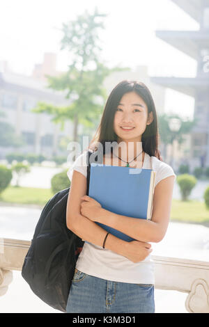 Porträt einer asiatischen Studenten auf dem Campus Stockfoto