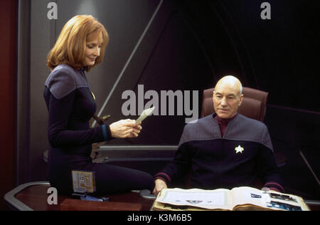 STAR TREK: NEMESIS GATES MCFADDEN, wie Dr. Beverly Crusher, Patrick Stewart als Captain Jean-Luc Picard STAR TREK: NEMESIS Datum: 2002 Stockfoto